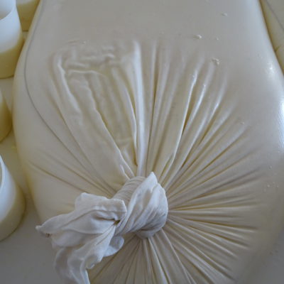 Égouttage du fromage blanc en sac